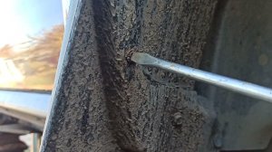 Как легко открутить САМОРЕЗ с сорванными шлицами.