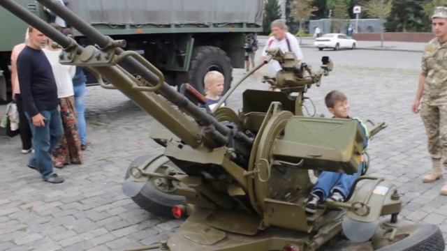 2016_08_13__пл._Свободы__Выставка техники и стрелкового вооружения воинских частей ВСУ__1 смотреть онлайн