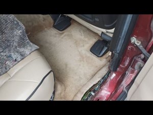 Как убрать воду в салоне автомобиля.