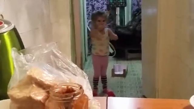 Очень злая девочка. Смешное видео. Приколы с детьми смотреть онлайн
