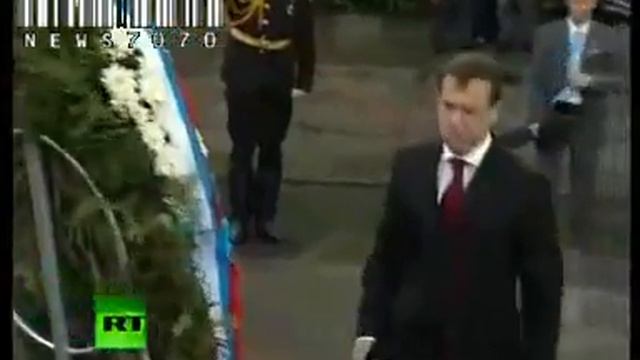 На Януковича упал венок, а Медведева успели "спасти" смотреть онлайн