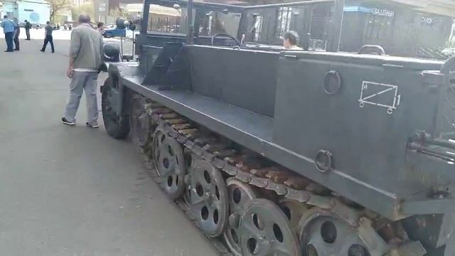 Военный гусеничный грузовик на территории музея моторы войны.