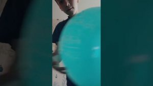 надувают шары