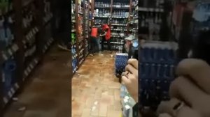 Неадекватный парень разрушил весь магазин