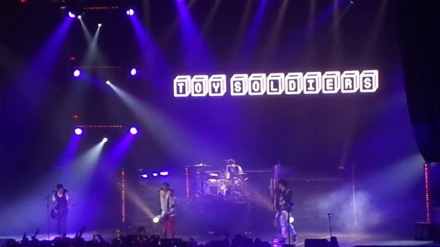 Toy Soldiers by Marianas Trench Live @ General Motors Centre смотреть онлайн