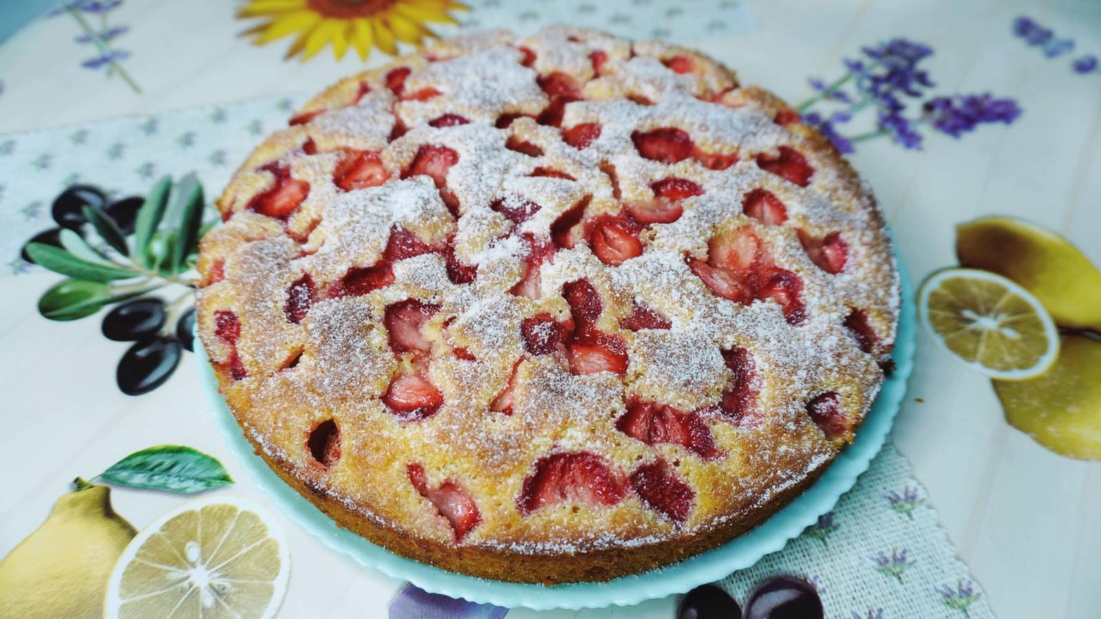 Заливной пирог с клубникой в духовке смотреть онлайн