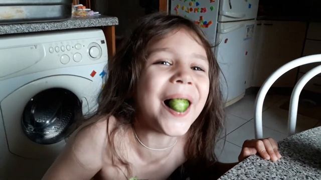 Смешные дети. Ребенок и огурец. Детский смех . A child and a cucumber. Children's laughter. смотреть онлайн