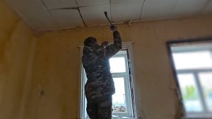 Не зря оторвал наличник в заброшенном доме - нашел мешочек с деньгами.