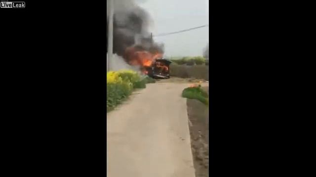 Внедорожник сгорел после того, как попал в ловушку на поле с сухой травой смотреть онлайн