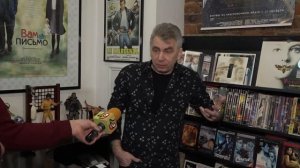 Погрузиться в эпоху VHS и DVD можно на выставке фотографа Михаила Ванеева   // "Новости 49"