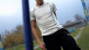 Прикол.Пацан обосрался на турнике