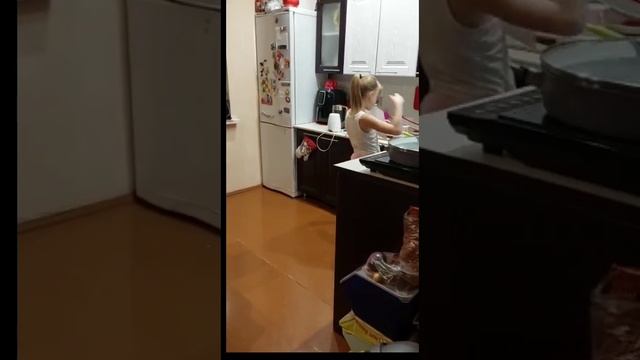 Стешка "издевается" над семьёй 🙉 (Соня очень брезгливая) #счастливывместе #нашажизнь #моидети смотреть онлайн