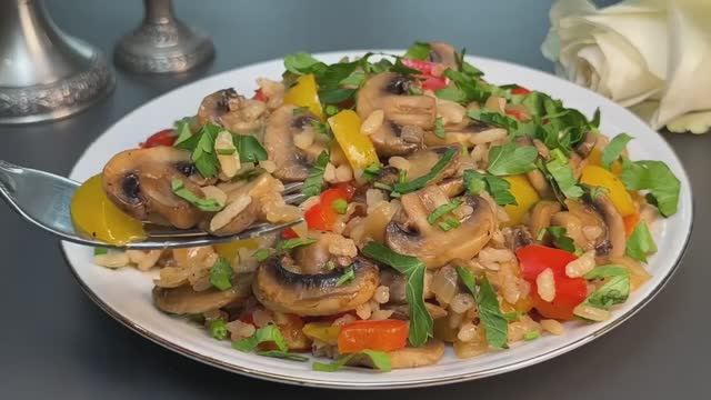 Рис с овощами и грибами на сковороде смотреть онлайн