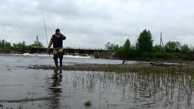 На рыбалке во время розлива реки. смотреть онлайн