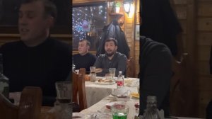 В гостях у цыган. Душевно поют за столом