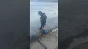 Пацан упал под лед