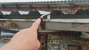 Желоб для водостока из профнастила и канализационных труб.