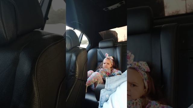 Папа и дочь ругаются в машине