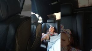 Папа и дочь ругаются в машине