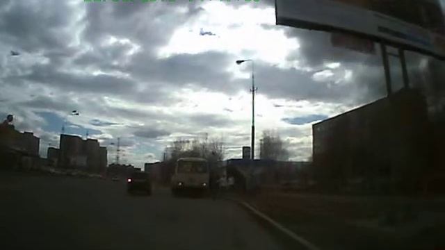 прикол: девушка спешит в маршрутку смотреть онлайн