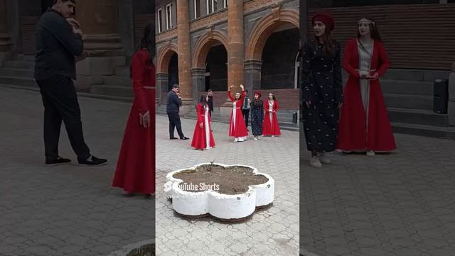Гюмри. 23 апреля. Около кинотеатра _Октябрь_.  _ #gyumri #гюмри