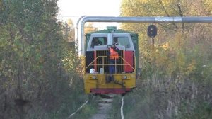 Красиво гудящий маневровый тепловоз ТГМ40-0804 с хоппером на подъездном пути от станции Каналстрой