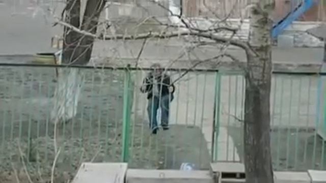 Невыносимая легкость бытия. Мужик против забора. (Смот смотреть онлайн