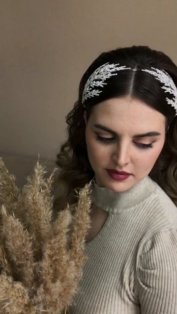 Красивая вечерняя прическа с украшениям ободком смотреть онлайн