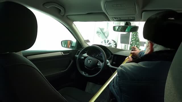 Замерили Веста, Рапид, CS35, Solaris рулеткой внутри. Прогулялись по салонам. смотреть онлайн