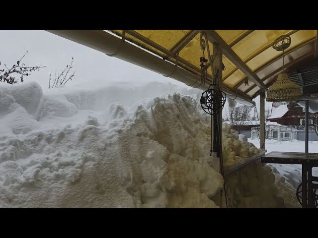 Сошла ЛАВИНА снега на нашей веранде.