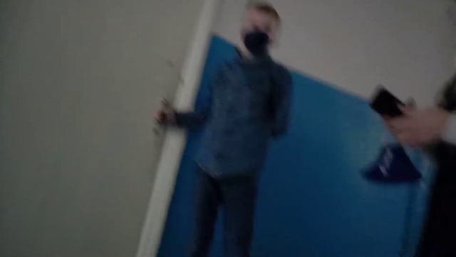 Мальчик стукает в дверь туалета а там учительницамальчик хочет писать