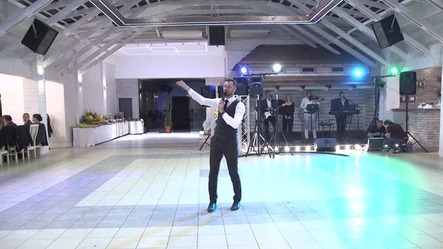 Весільні молодята за весільним столом з дружбами і кумами. смотреть онлайн