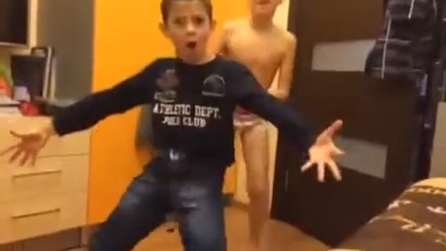 Прикол))) два брата!!! смотреть онлайн