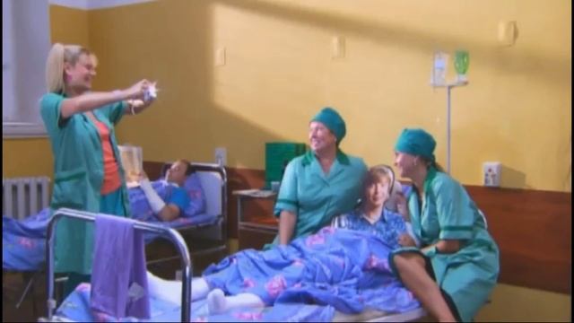 • Медсестра Надя Дятлова. 8 скетч: Кумир Дятловой. смотреть онлайн