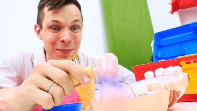 Огромная КИСИ МИСИ у доктора | Что с зубами у Kissy Missy | Игрушки заболели! смотреть онлайн