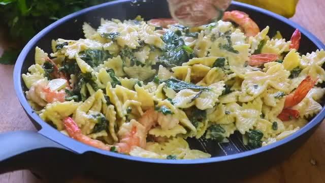 Вкусная сливочная паста со шпинатом и креветками смотреть онлайн