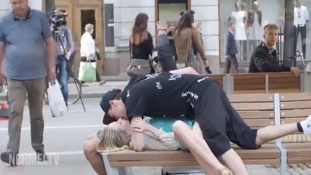 🐽🐽ЦЕЛУЕТ НЕЗНАКОМЫХ ДЕВУШЕК НА УЛИЦЕ! ПОЦЕЛУЙ ПРАНК (Kissing prank) смотреть онлайн