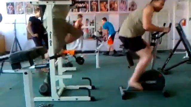 Прикол в спорт зале D смотреть онлайн