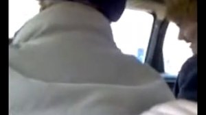 Инструктор по вождению орёт над учеником