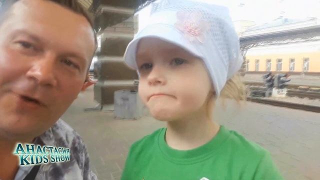VLOG На пироне перед посадкой на поезд. VLOG In the station before boar смотреть онлайн
