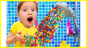 Забавные истории Миланы и её папы со сладостями и игрушками