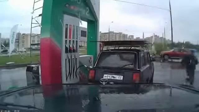 прикол на заправке смотреть онлайн