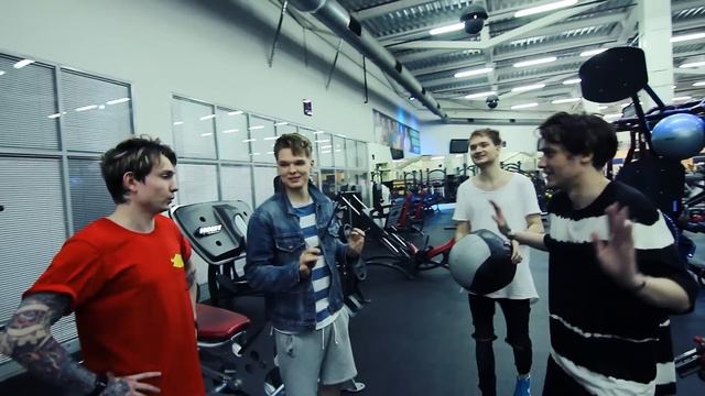 100 СЛОЕВ ТУАЛЕТНОЙ БУМАГИ (НЕПРОБИВАЕМАЯ СТЕНА ИЗ ТУАЛЕТКИ) смотреть онлайн