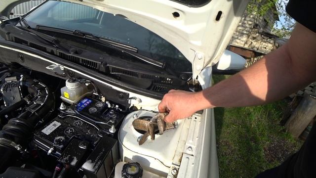 Мою двигатель с подкапоткой на новой Лада Гранта