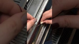 Закрытие петель петлеуловителем на вязальной машине.