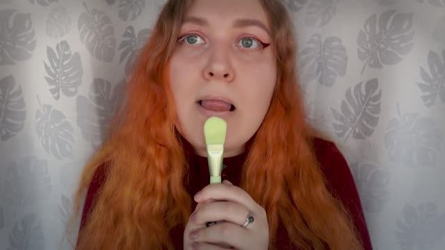 АСМР Макияж слюнкой смотреть онлайн