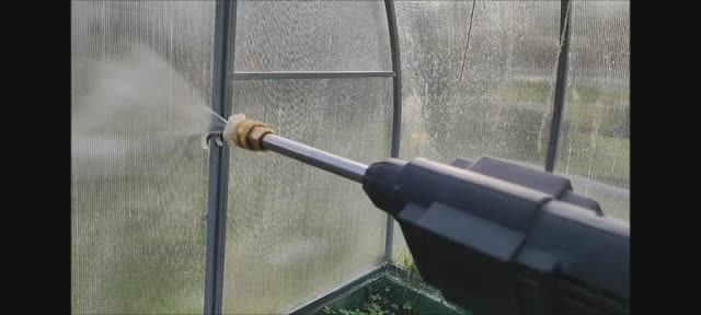 Аккумуляторная автомойка - моем теплицу.