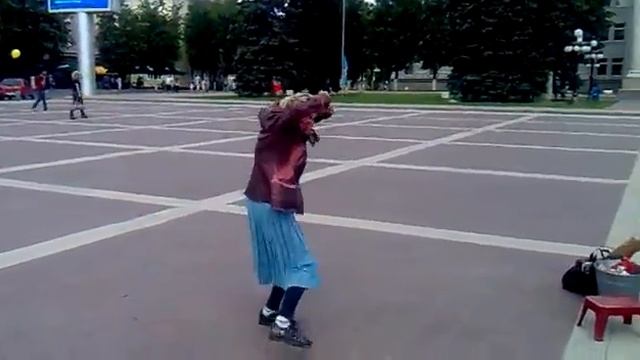 Бабка танцует клево смотреть онлайн