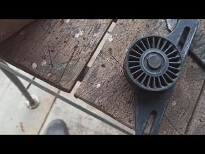 Как натянуть, заменить, ремень генератора и ролик на рено Кангу, Клио 1, Меган 1, Сценик