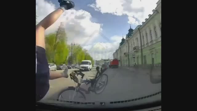 ДВУХКОЛЁСНОЕ БЕЗУМИЕ НА ДОРОГАХ\\велокамикадзе\самокаты на встречке\им не нужны знаки\пьяная погоня\ смотреть онлайн